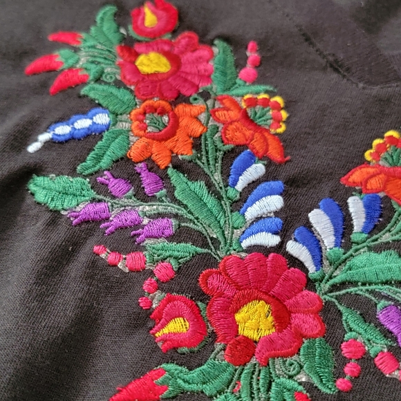 Embroidered Woman T shirts - Picture 3 of 7